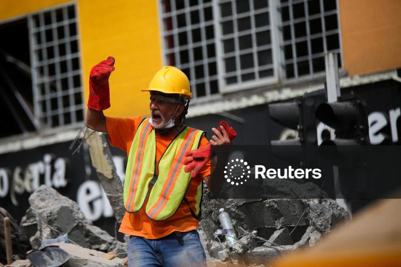Voluntário veterano procura vítimas entre os escombros após terremoto na Colômbia