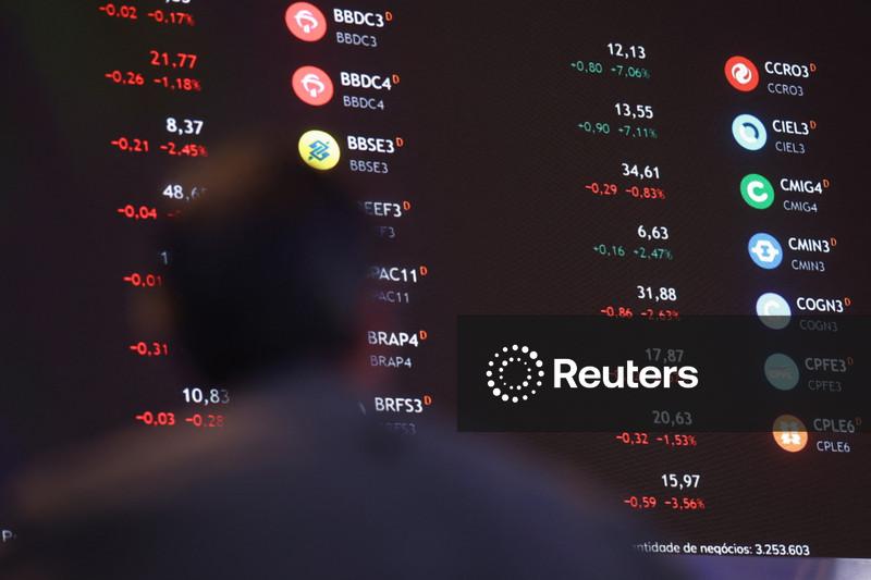Ibovespa tem queda discreta em dia de vencimentos e balanços; Embraer atenua perda