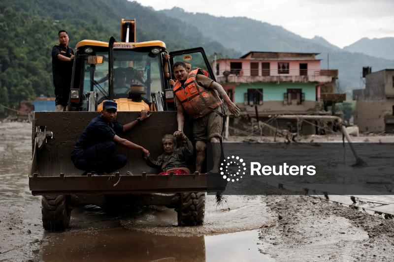 Inundação repentina na fronteira entre Nepal e Tibete deixa 22 mortos; centenas de turistas estão desaparecidos