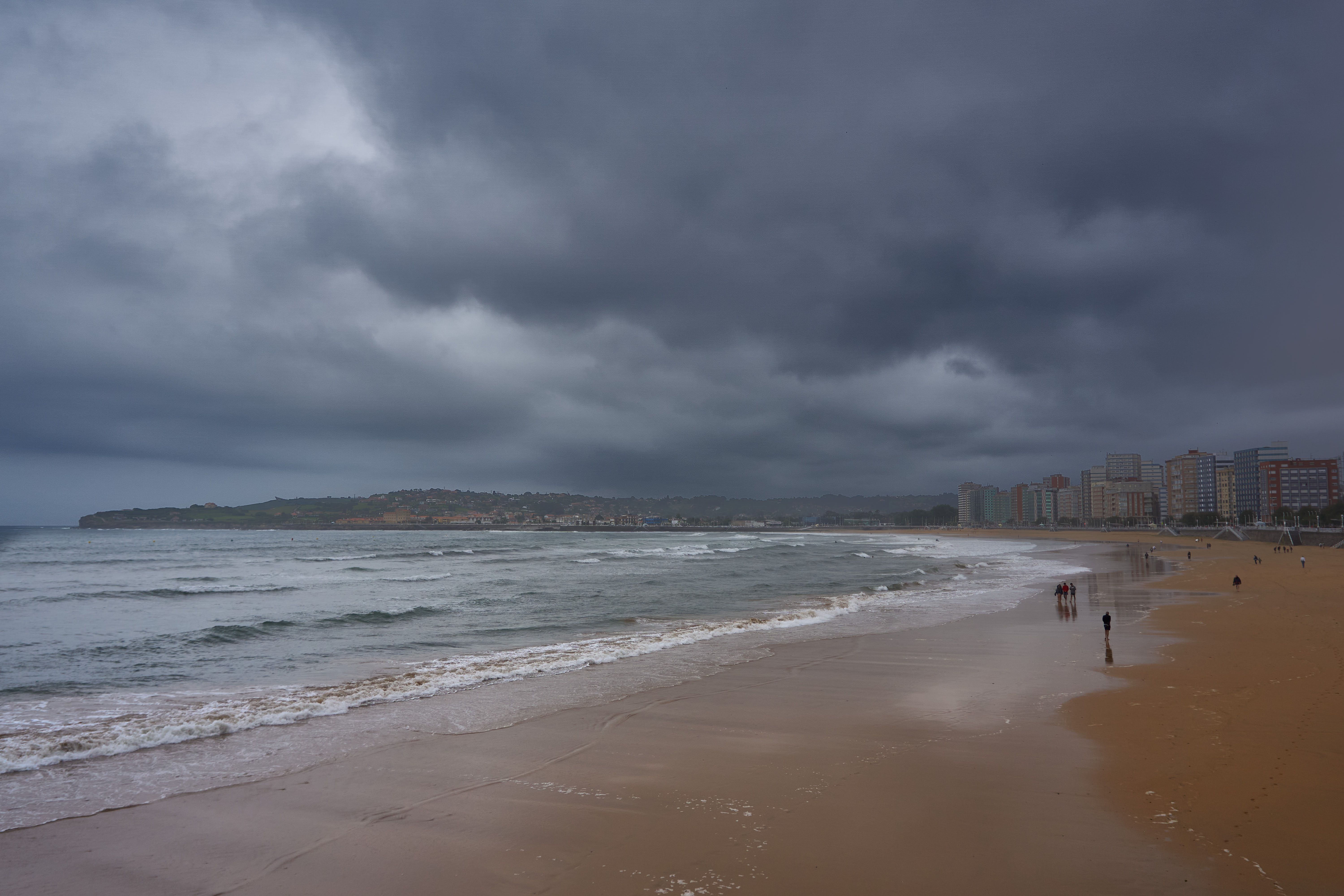 Frente fria com ciclone avança sobre SC e derruba temperatura a partir de quinta