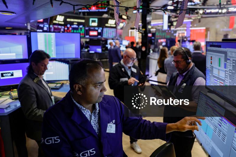 Wall Street recua enquanto mercados monitoram situação em Ormuz e aguardam dados