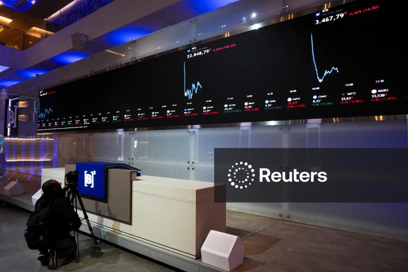 Ibovespa fecha estável apesar de recuo de Vale e Petrobras; Embraer sobe