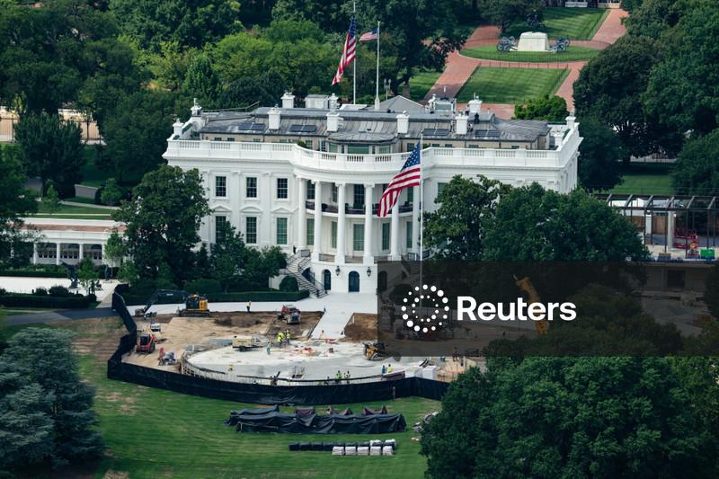 Trump, o construtor, grava na pedra seu legado em meio à crescente pressão