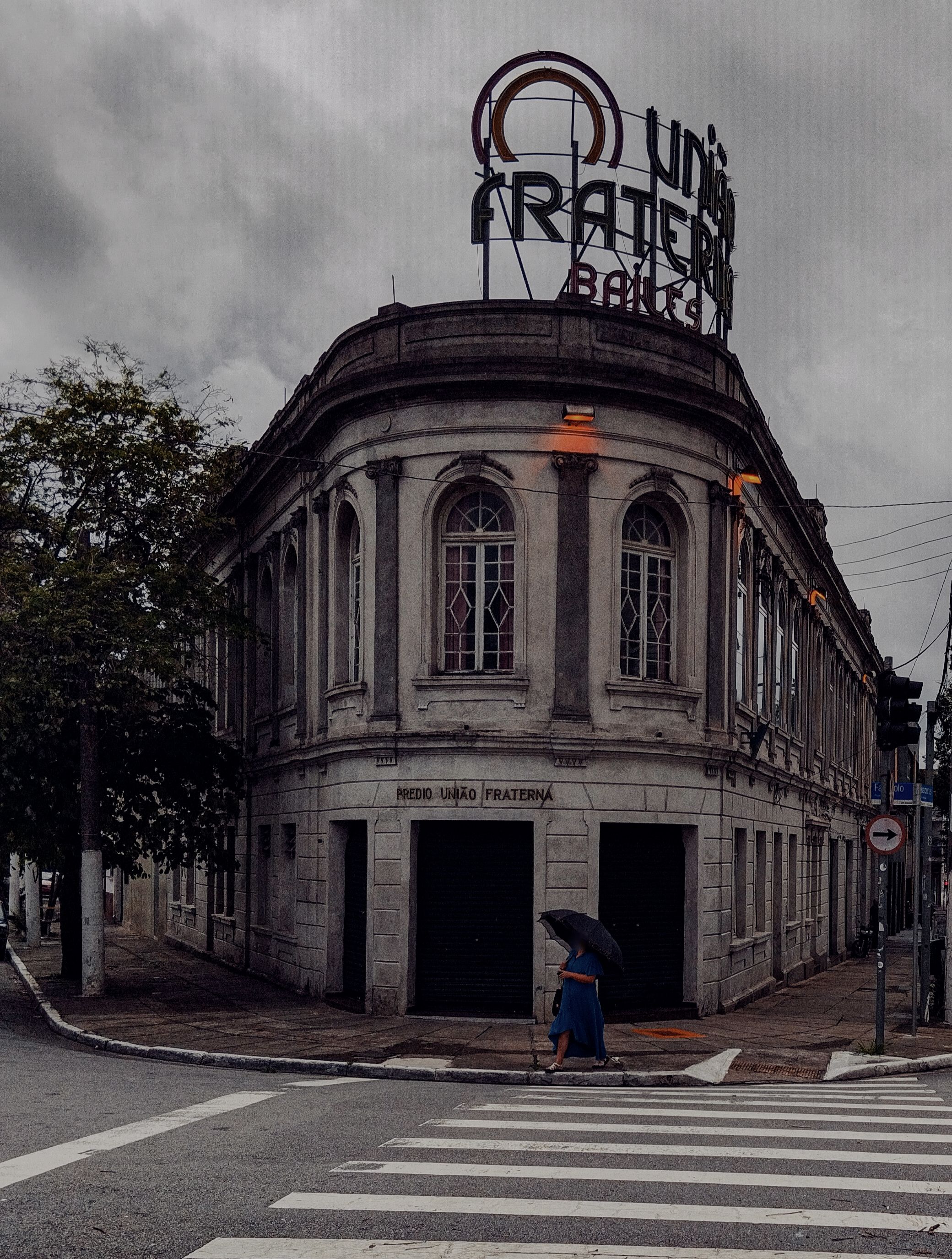 Segunda-feira tem céu encoberto, chuvisco e umidade de até 95% em São Paulo