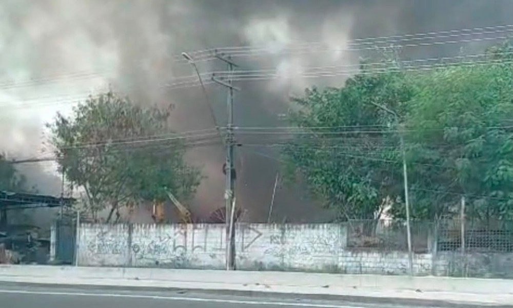 Incêndio atinge ferro-velho e área de mata e espalha fumaça preta na zona Leste de Manaus