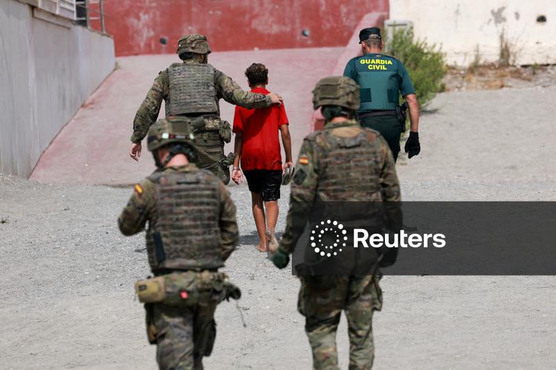 Ceuta busca transferir menores migrantes desacompanhados para a Espanha continental