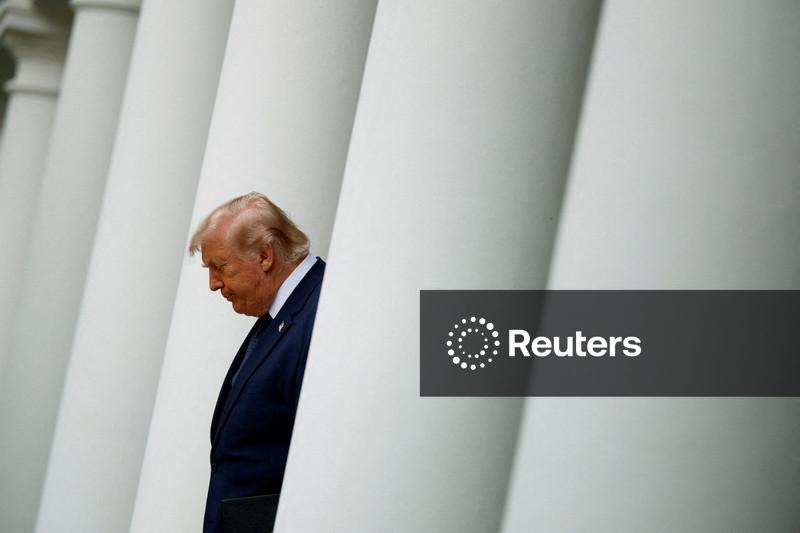Aprovação de Trump permanece em 33%; democratas estão mais animados com eleições de meio de mandato, diz Reuters/Ipsos