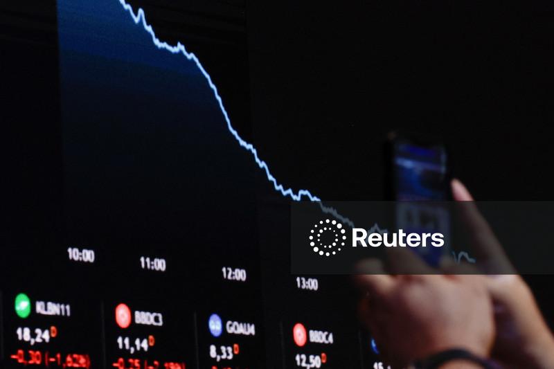 Ibovespa recua mais de 1% por falta de sinalização do BC sobre juros, em dia cheio de balanços