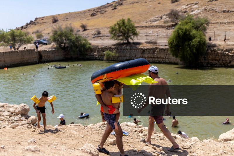 Colonos israelenses desviam água palestina para encher piscina na Cisjordânia