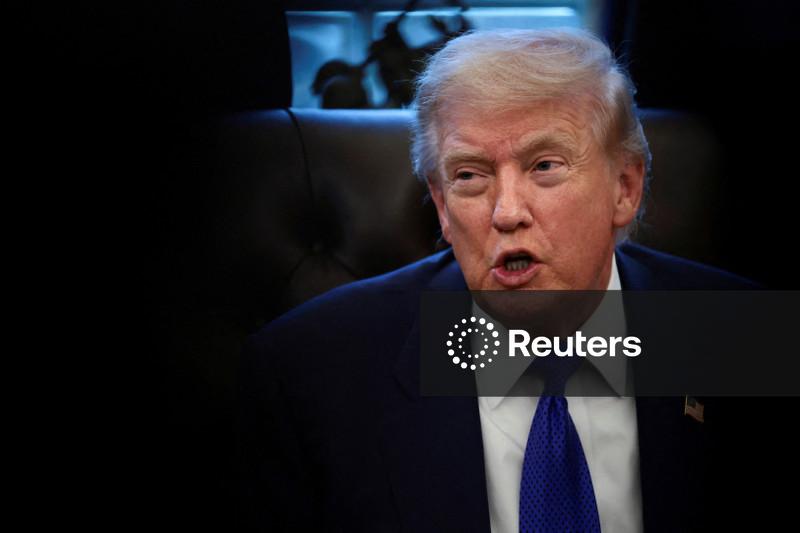 Trump diz que EUA estão “agindo com discrição” e gerando pressão econômica no Irã, segundo entrevista à Axios