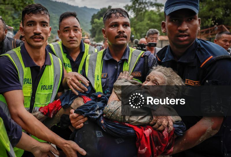 Nepal retoma operações de resgate das vítimas das enchentes, busca ajuda técnica e bilhões de dólares