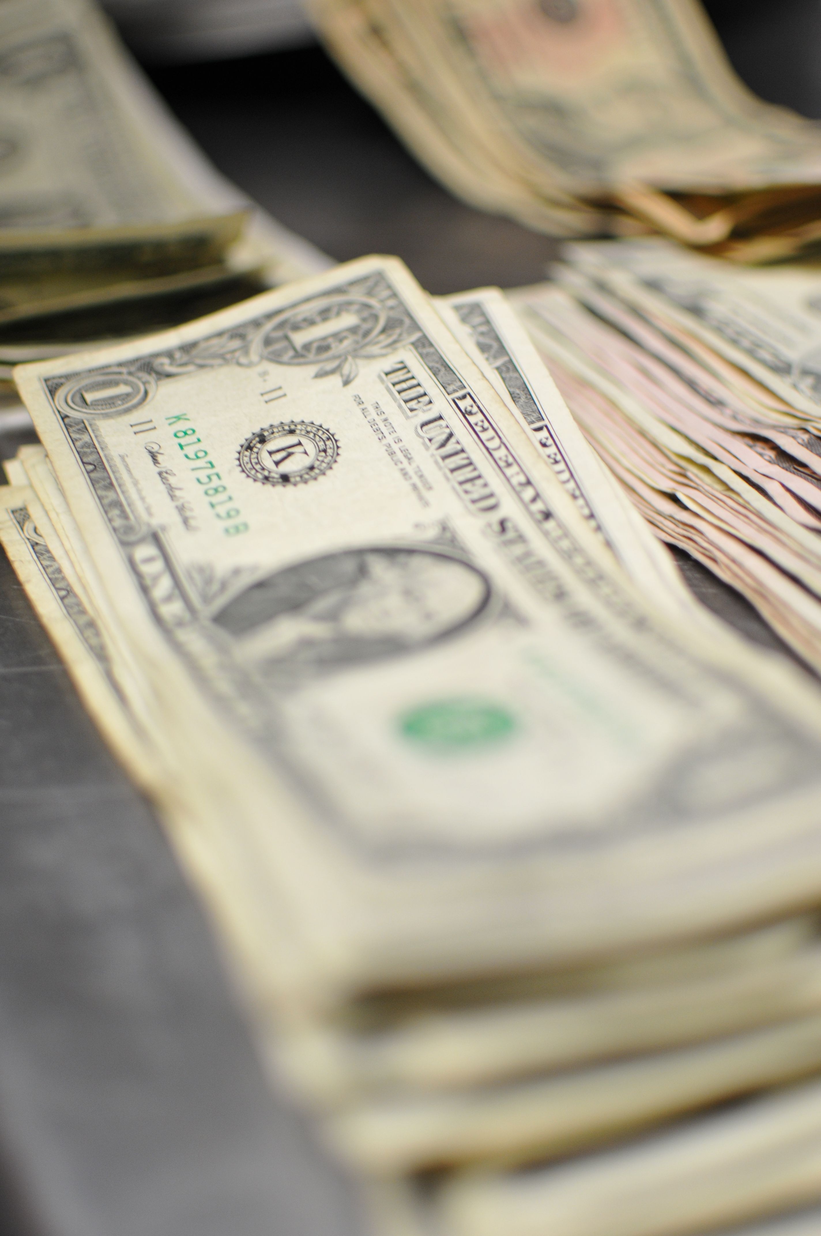 Dólar estabiliza perto de R$ 5,09 e Selic segue em 14% na véspera do Copom: o que pesa no bolso do manauara