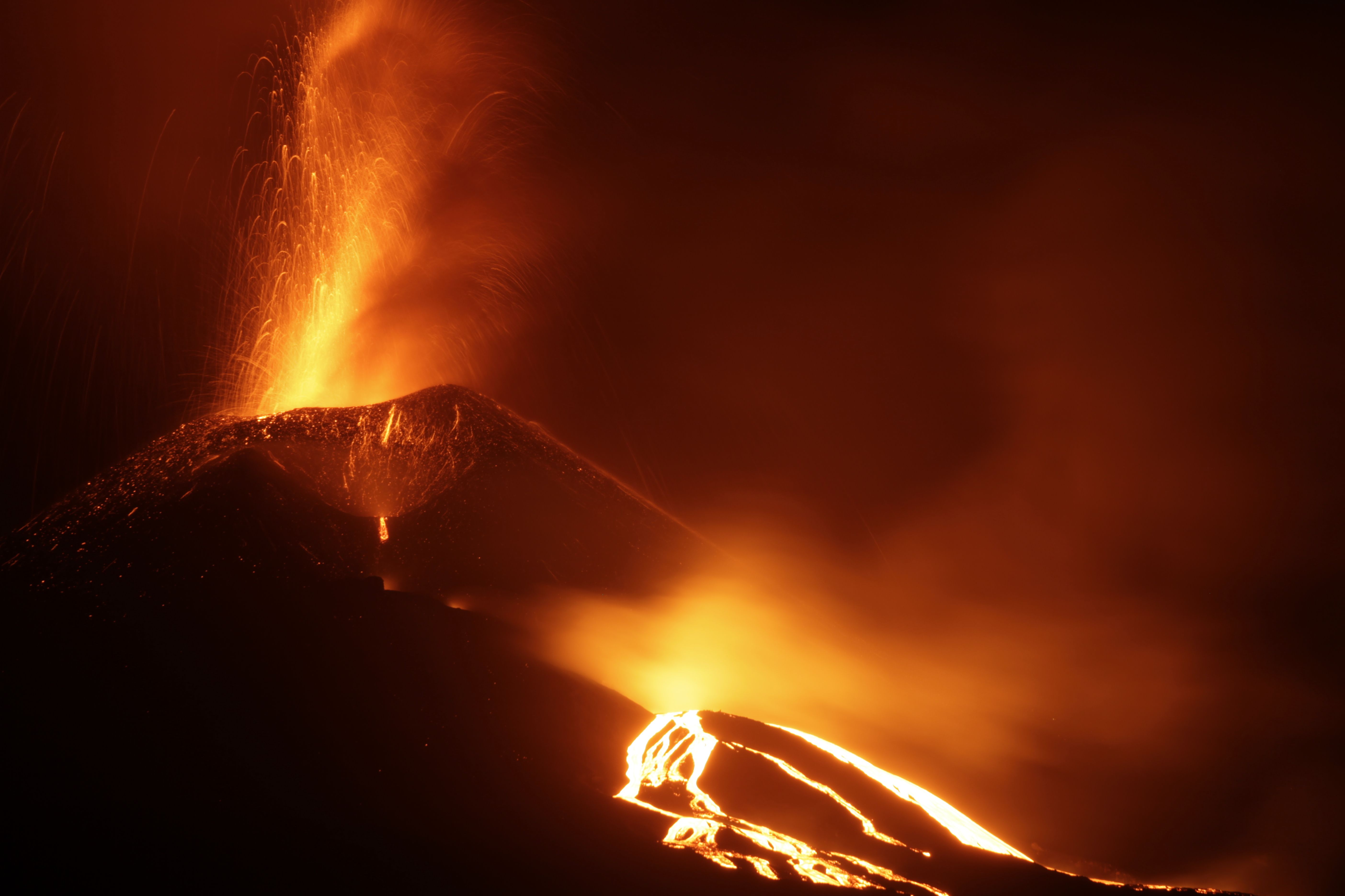Chuva de pedras: novas cenas mostram erupção do Anak Krakatau de perto