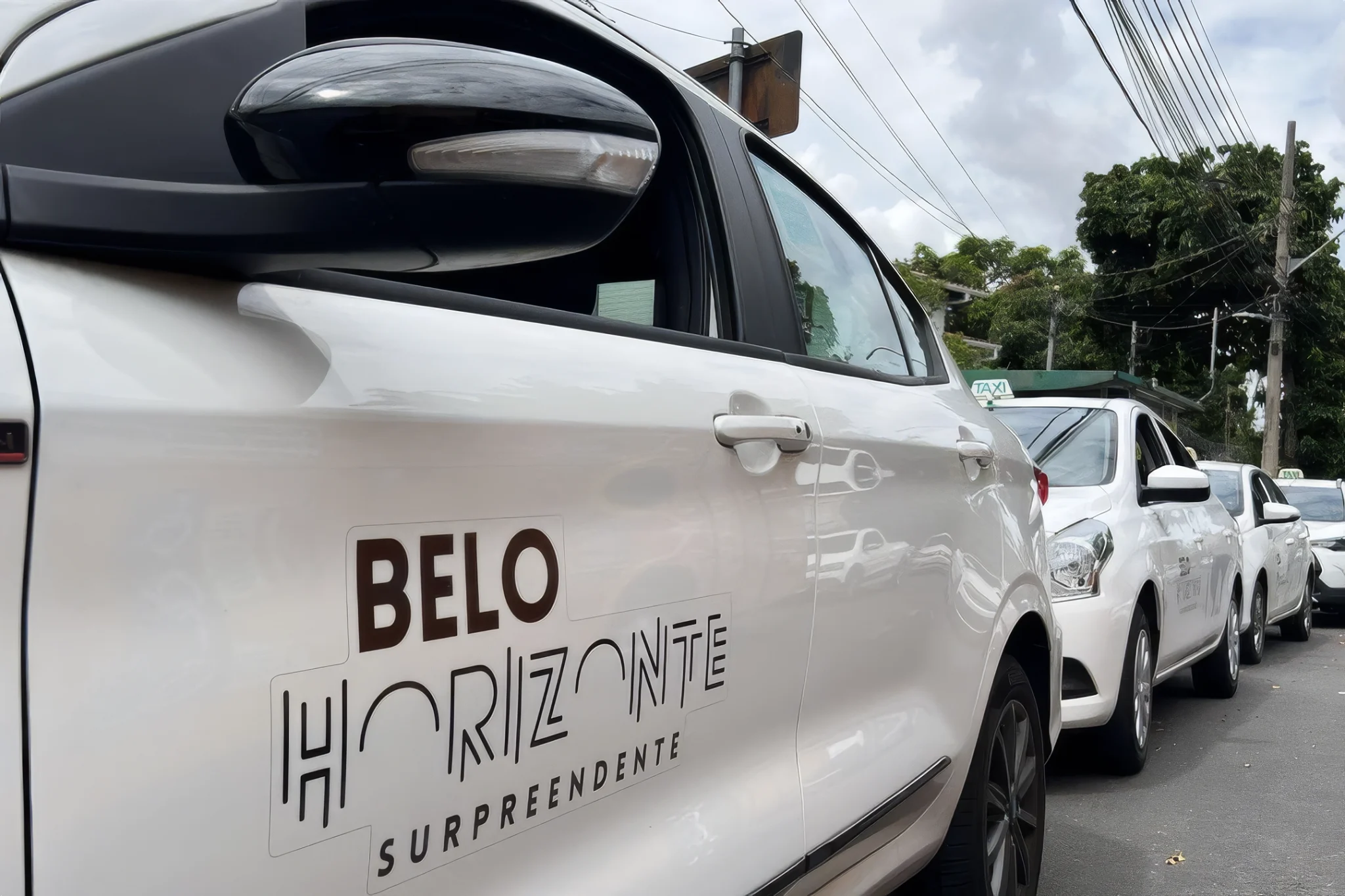 BH libera táxi com até sete lugares e cria novas rotas de táxi-lotação na Afonso Pena