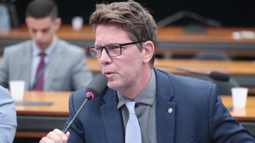 PF cumpre 49 mandados contra Mário Frias e produtora do filme sobre Bolsonaro