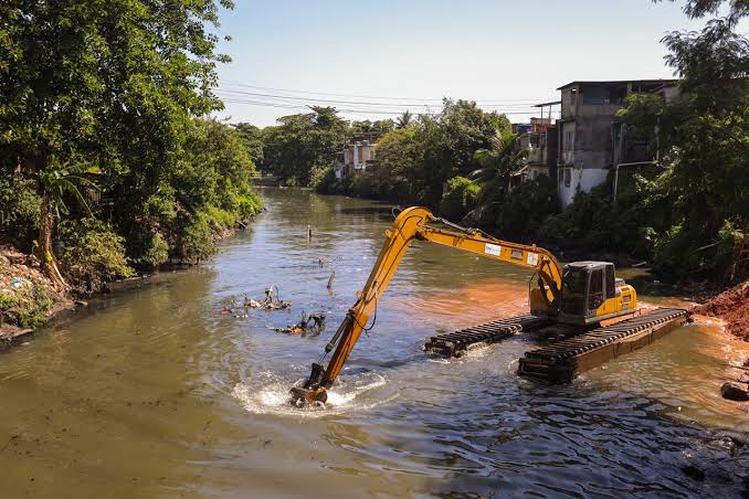 Prefeitura começa a erguer 740 metros de muros de contenção contra cheias na Bacia do Rio Acari