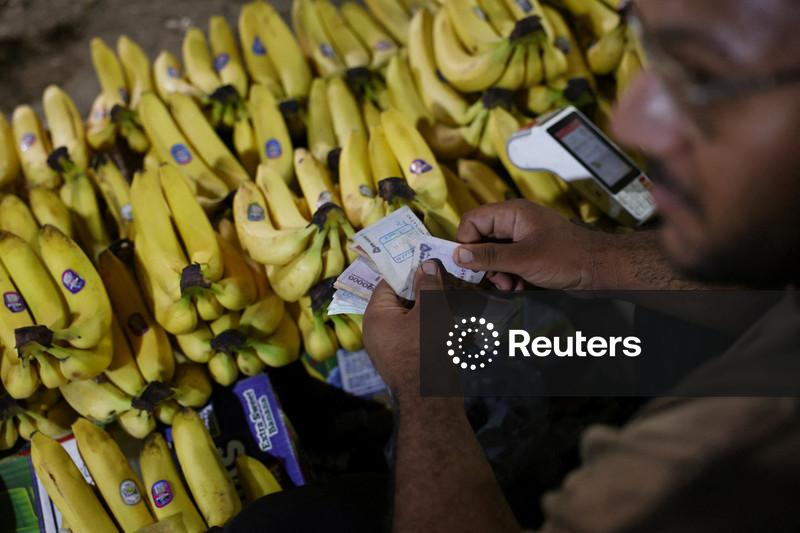Moeda iraniana cai para nova mínima histórica de 2,2 milhões de riais por dólar, mostram sites de acompanhamento