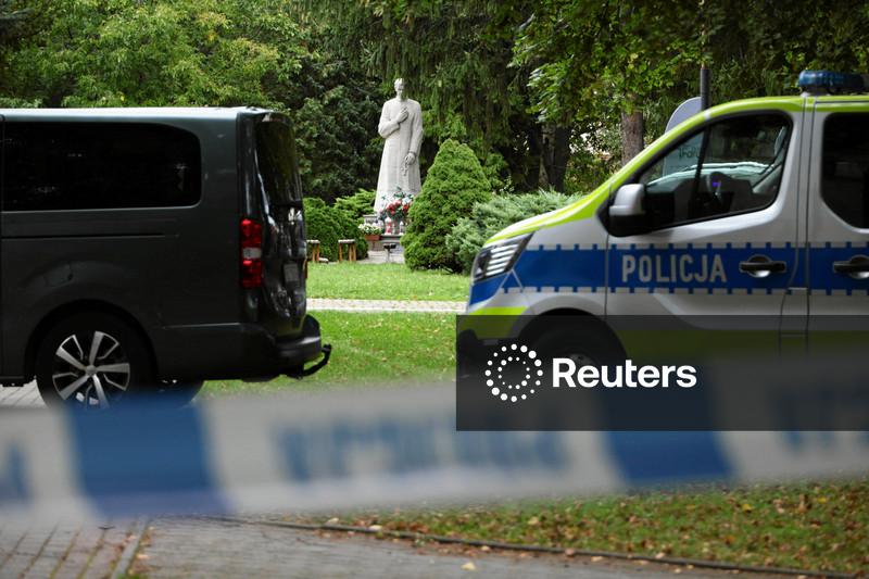 Homem com faca mata padre e fere quatro pessoas em ataque a abadia polonesa