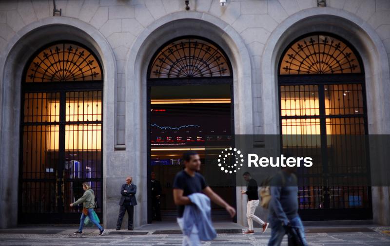 Ibovespa fecha com declínio modesto, mas tem 2ª melhor semana do ano com estrangeiro e cena eleitoral