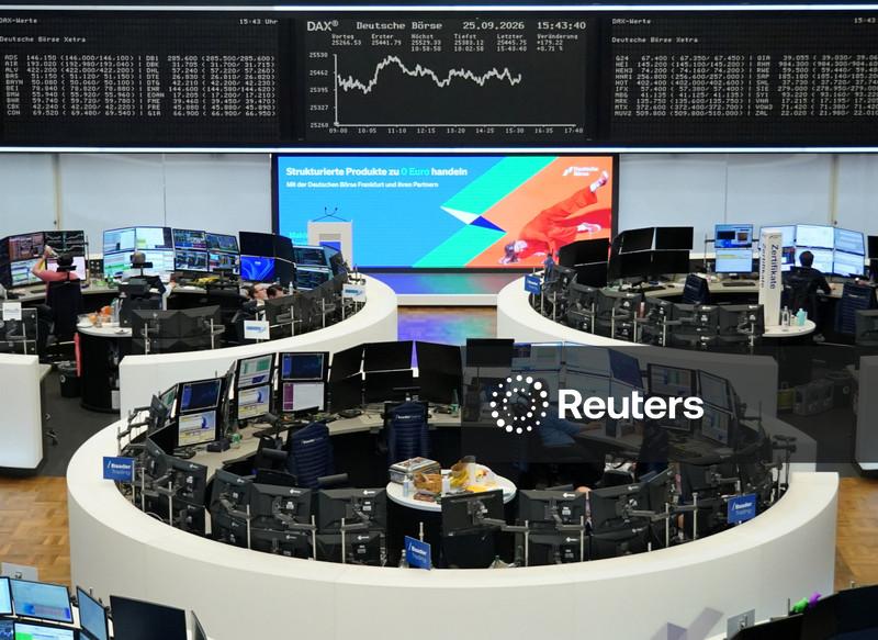 Ações ficam estáveis com pressão sobre petróleo e títulos