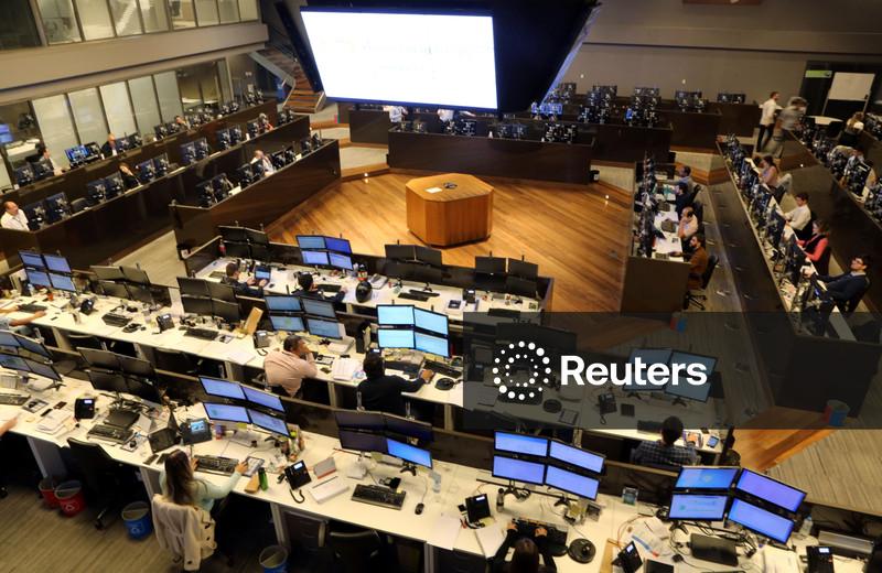 Ibovespa tem alta modesta na abertura com apoio de Embraer e Vale