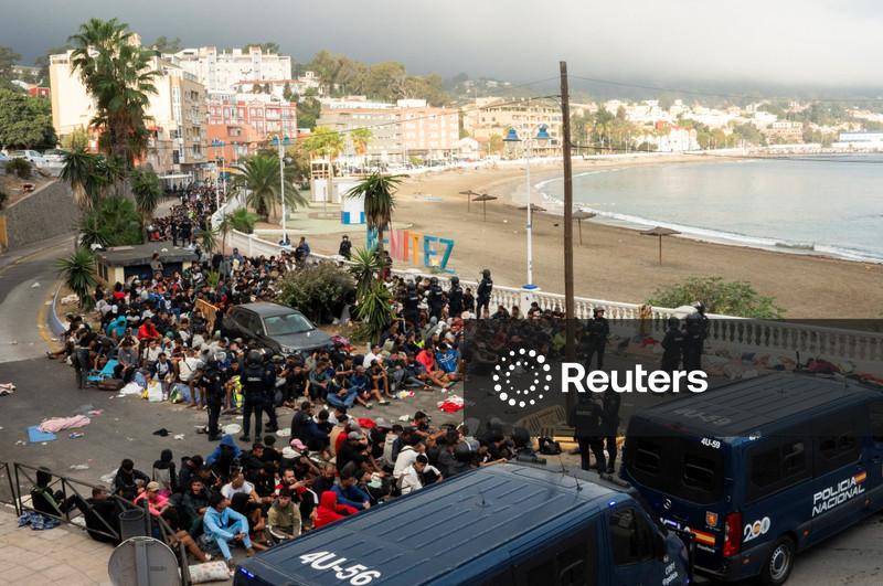 Polícia espanhola lança operação para retirar imigrantes da praia de Ceuta