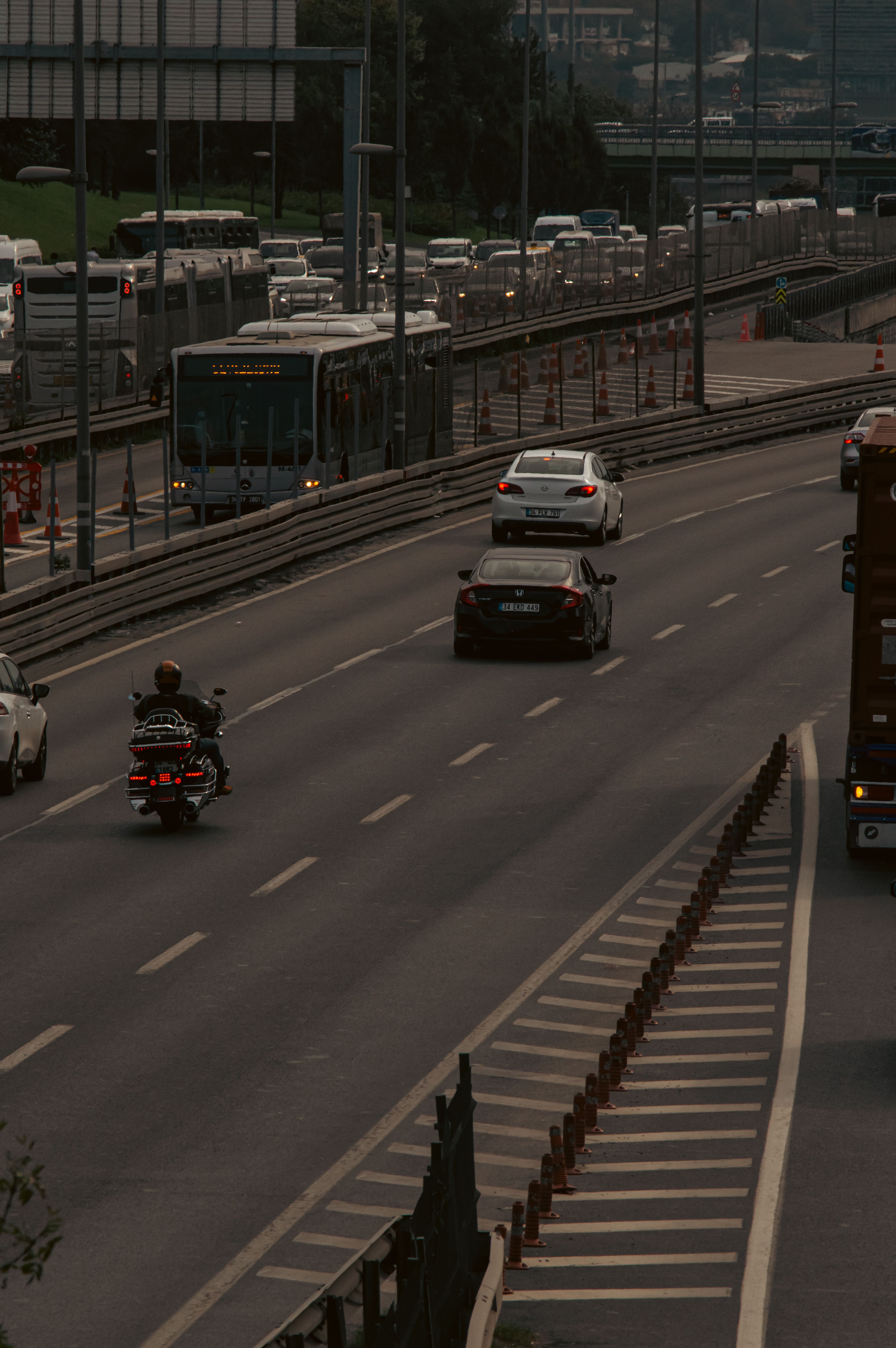 Linha Vermelha ganha motofaixas nos dois sentidos entre o Caju e a Via Dutra