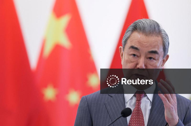 Principal diplomata da China pede que Irã e EUA demonstrem moderação e retomem negociações
