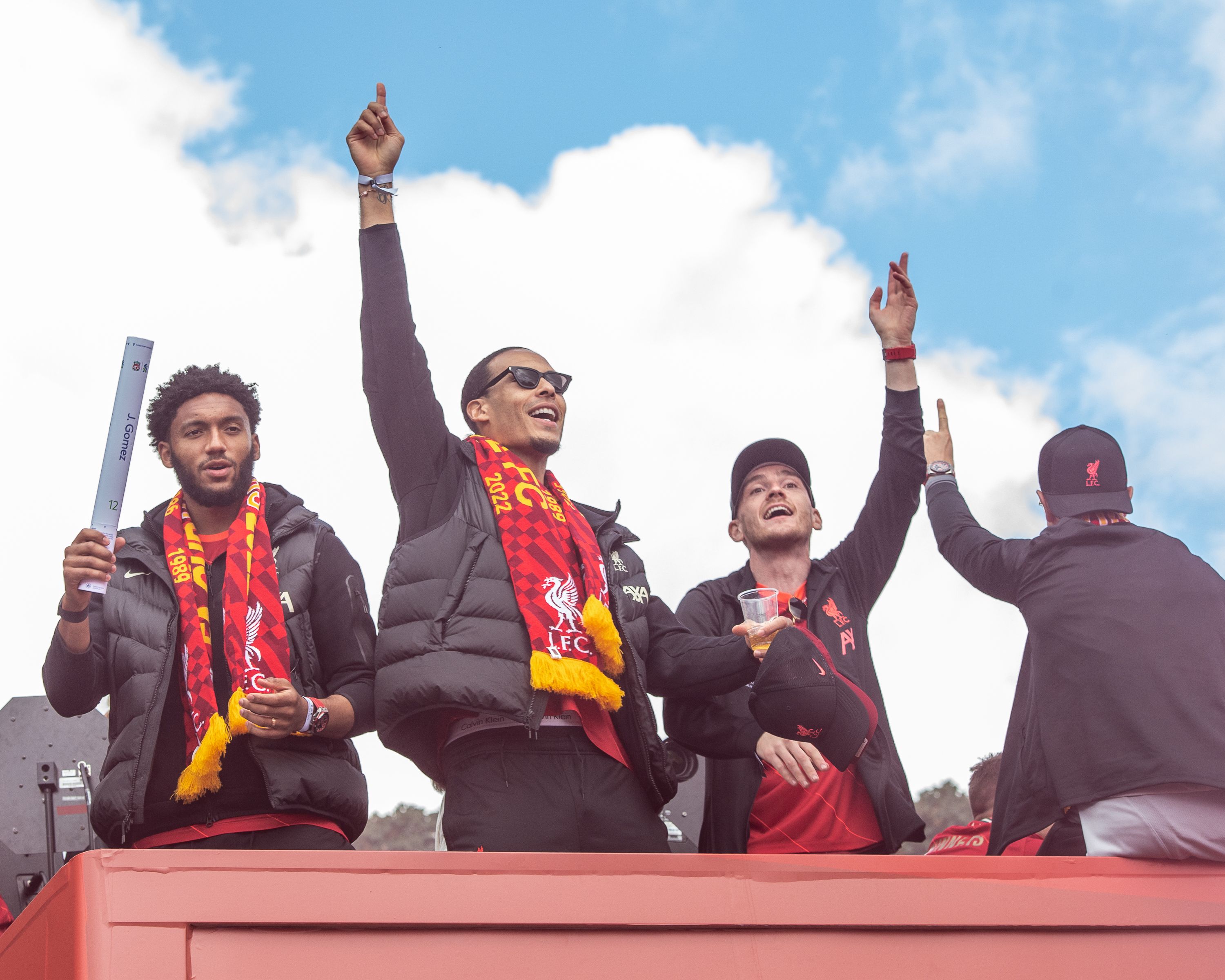 Saka estende contrato com o Arsenal até 2027 após temporada de destaque