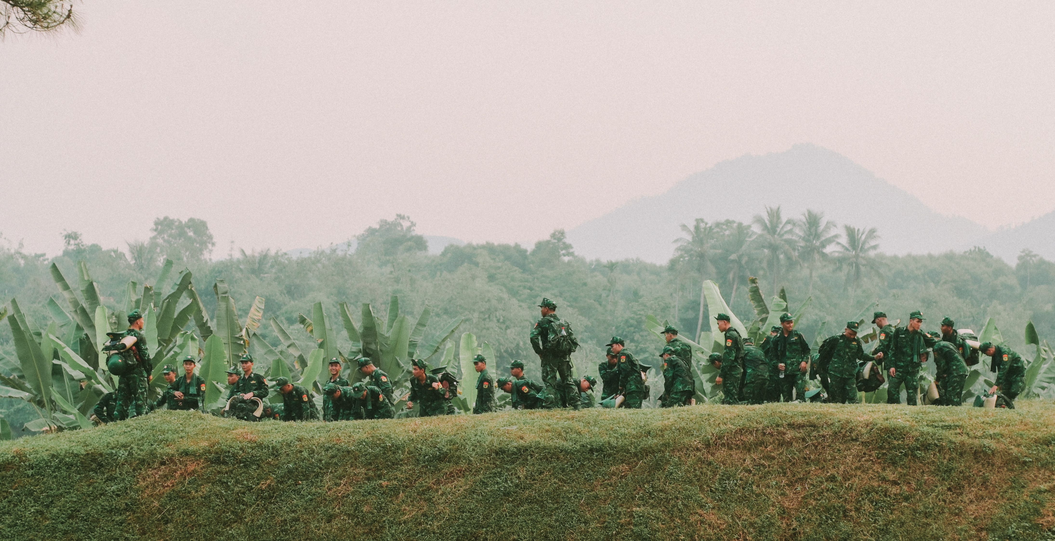 Presidente da Colômbia exibe corpos após operação militar e diz que restam rendição ou morte