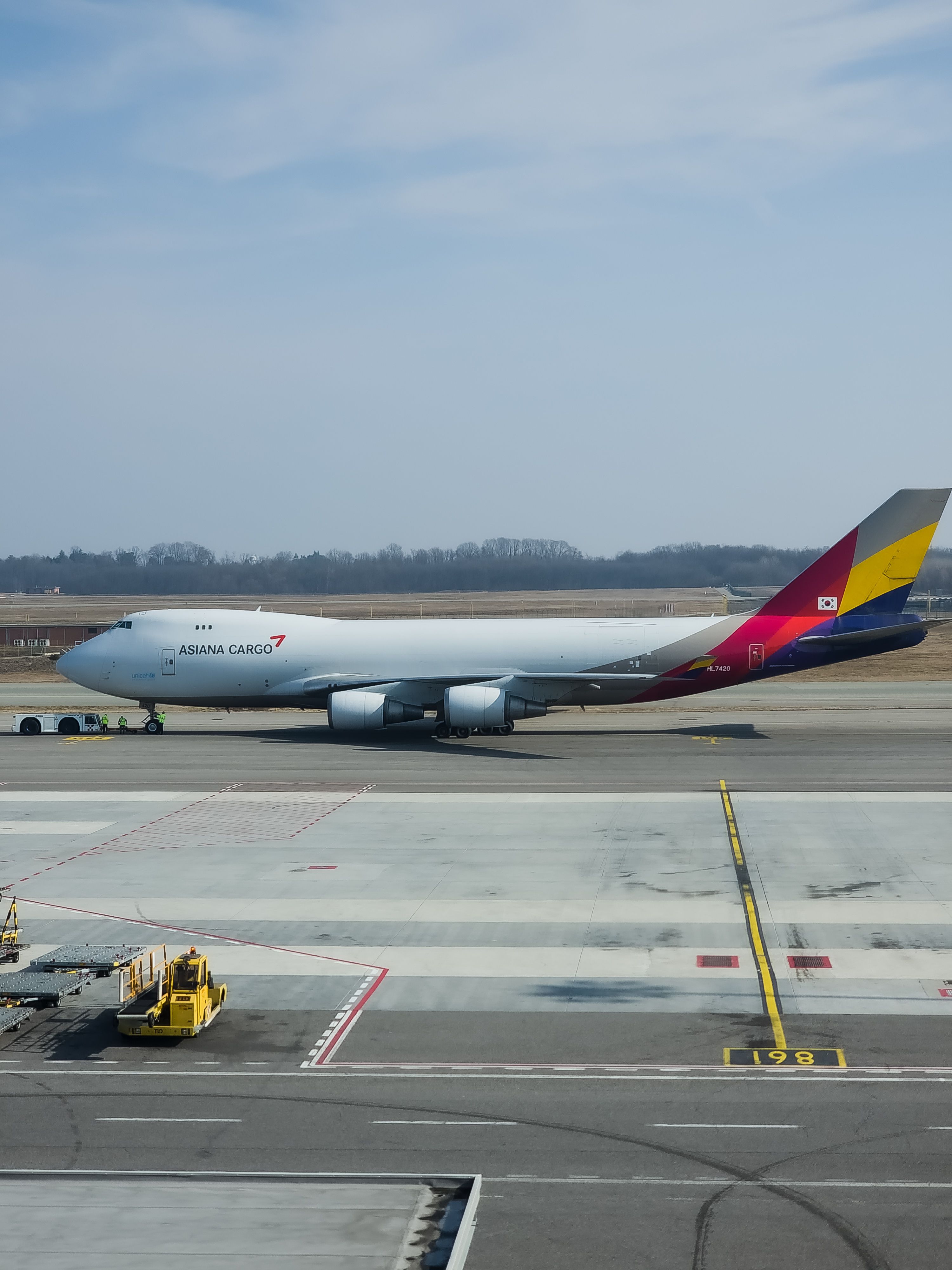 Avião cargueiro da Amazon sai da pista, pega fogo e fecha aeroporto de Miami