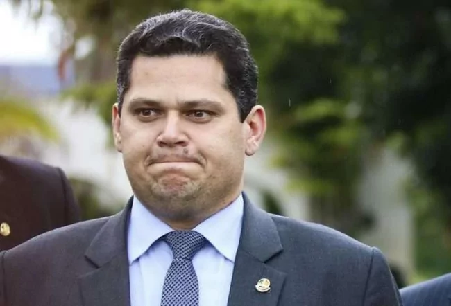 Carlos Viana denuncia Alcolumbre no Conselho de Ética por inércia no caso Moraes