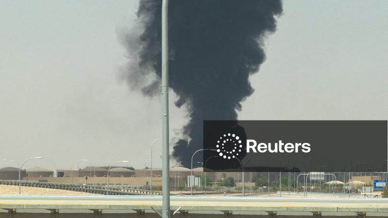 Chamas e fumaça são vistas perto de aeroporto de Riad após Arábia Saudita alertar sobre ameaça de ataque aéreo
