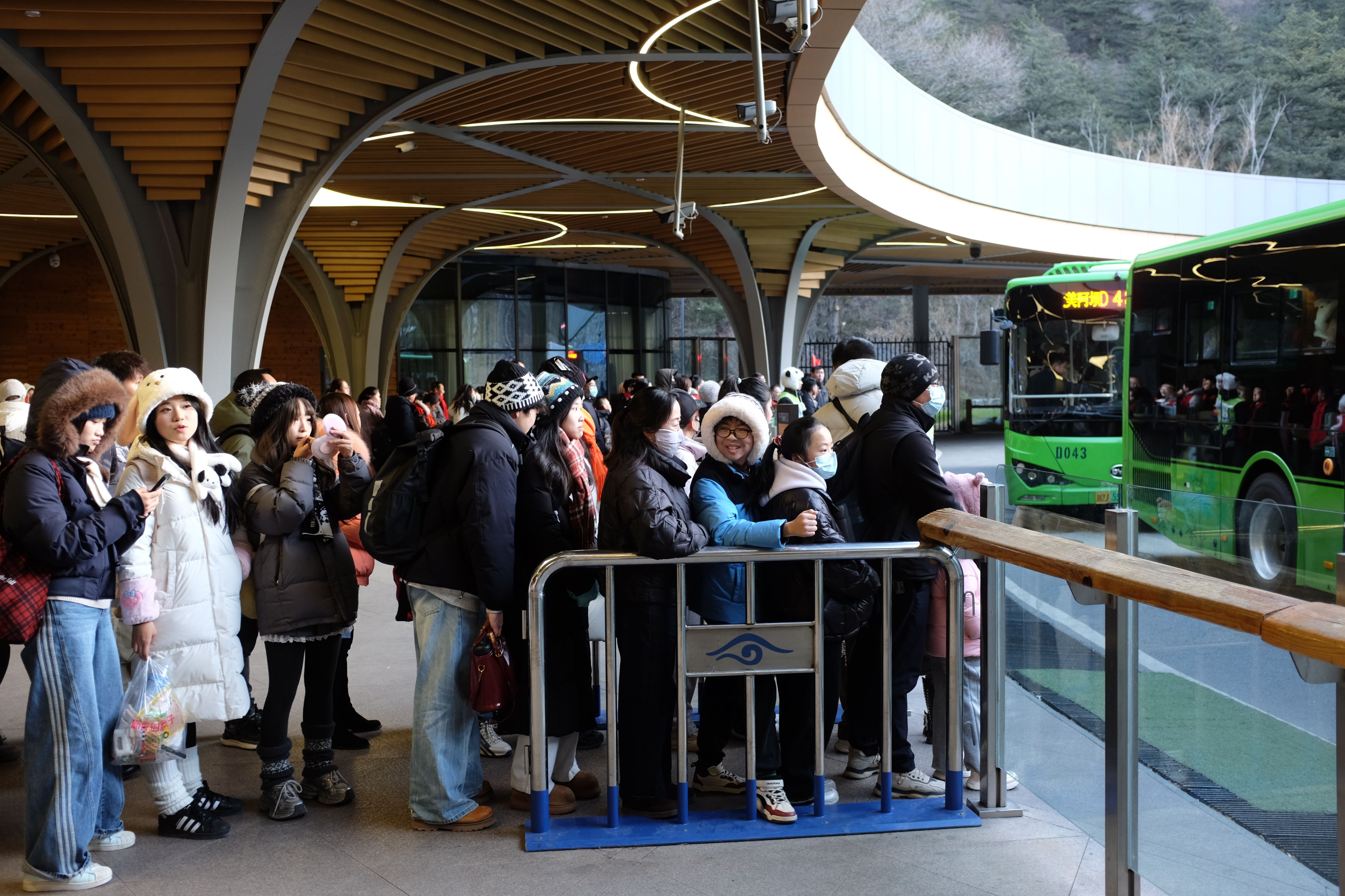 BRT de Santa Maria e do Gama passa a separar filas de embarque prioritário por linha