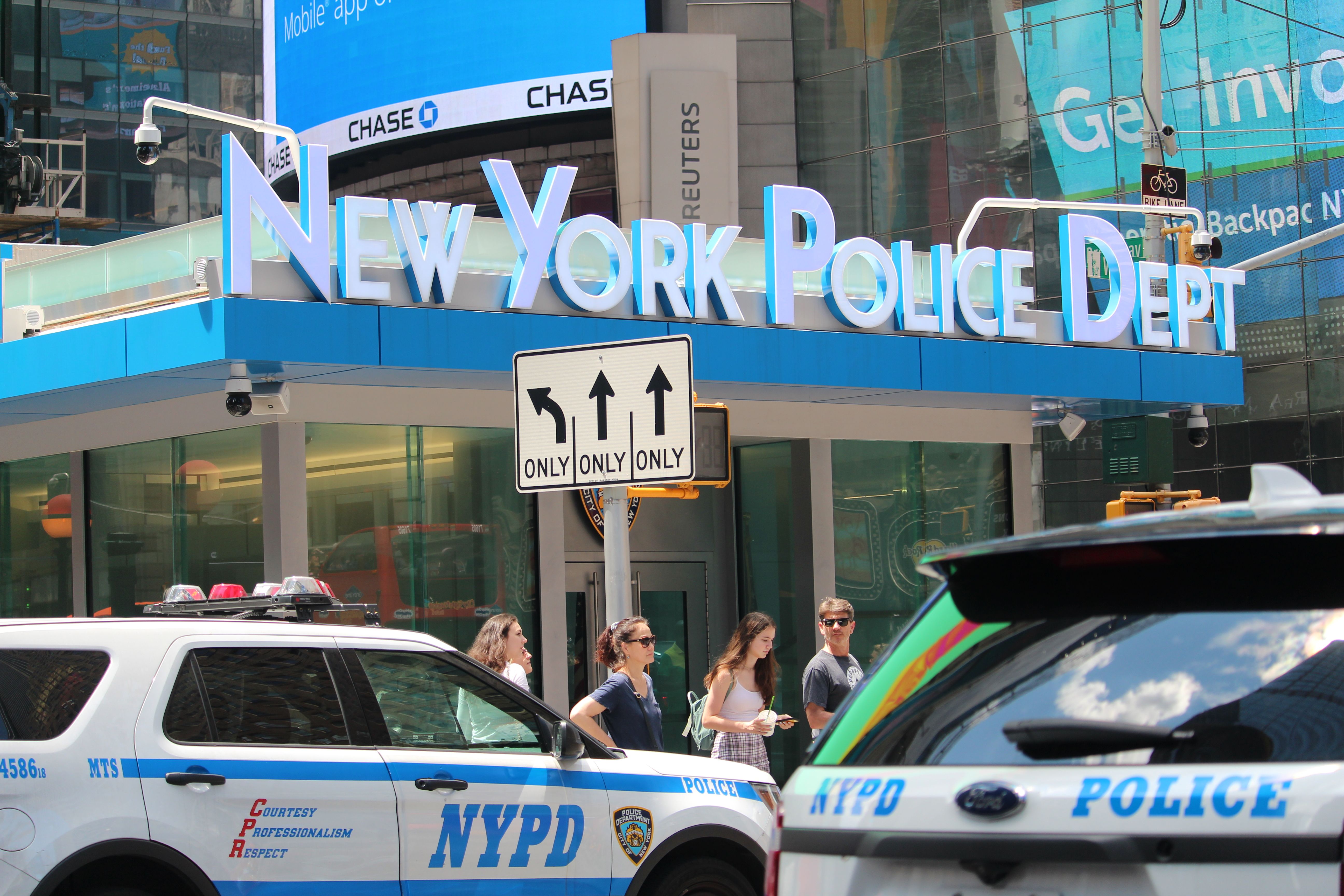 Mulher esfaqueia duas pessoas, mata uma e é morta pela polícia em confronto na Times Square, em Nova York