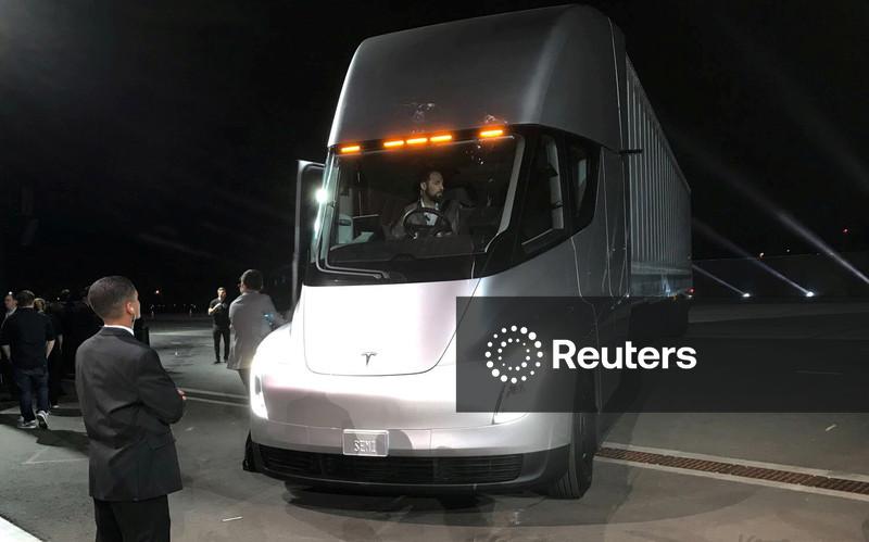 Tesla inicia entregas do caminhão elétrico Semi  
