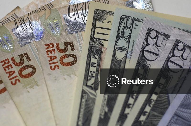 Dólar tem leve alta acompanhando exterior antes de leilões do BC