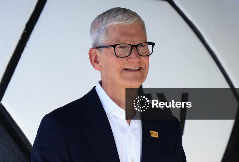 Tim Cook deixa Apple maior e mais rica, mas em busca de recuperar atraso na corrida da IA