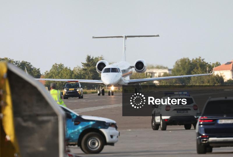 Corpo  do criminoso de guerra condenado Ratko Mladic retorna à Sérvia em avião do governo