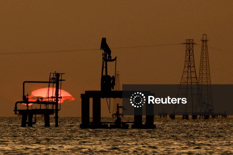 Petróleo cai 1% após notícias sugerirem que Irã poderia reabrir o Estreito de Ormuz