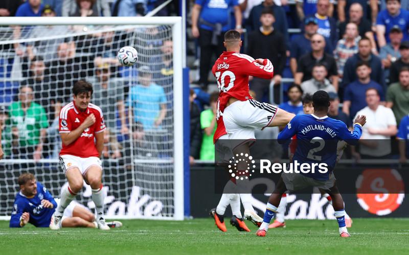 Golaço de Maitland-Niles garante empate de 2 a 2 do Everton com o Manchester United
