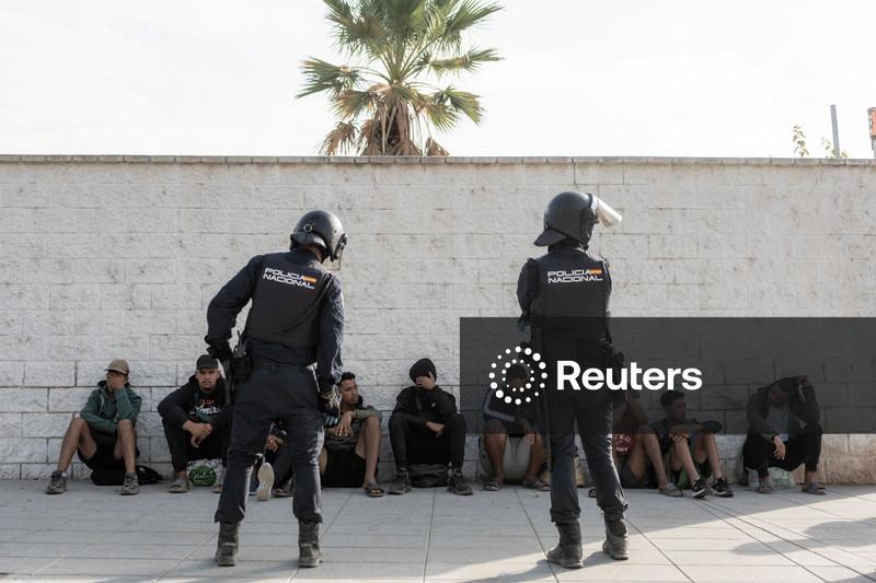 Espanha ordena investigação após grupo de direitos alegar que soldados cometeram abusos contra imigrantes em Ceuta
