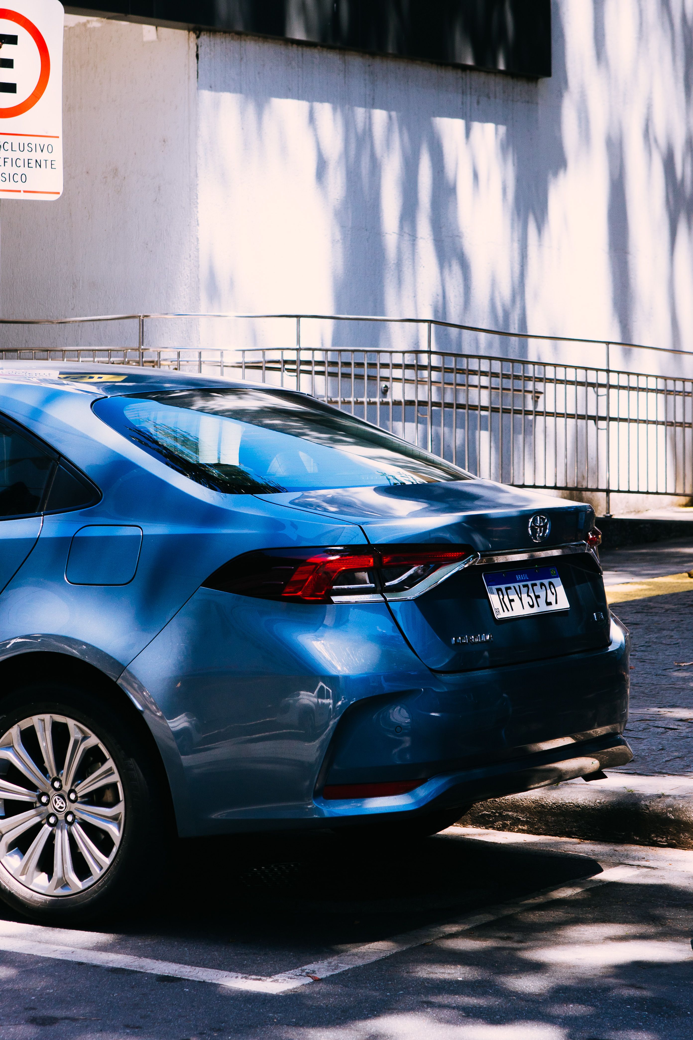 BYD alfineta a Toyota nas redes e recebe resposta afiada na guerra dos híbridos
