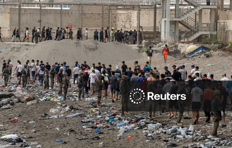 Itália e Espanha prorrogam novamente controles de fronteira após fluxo de imigrantes em Ceuta
