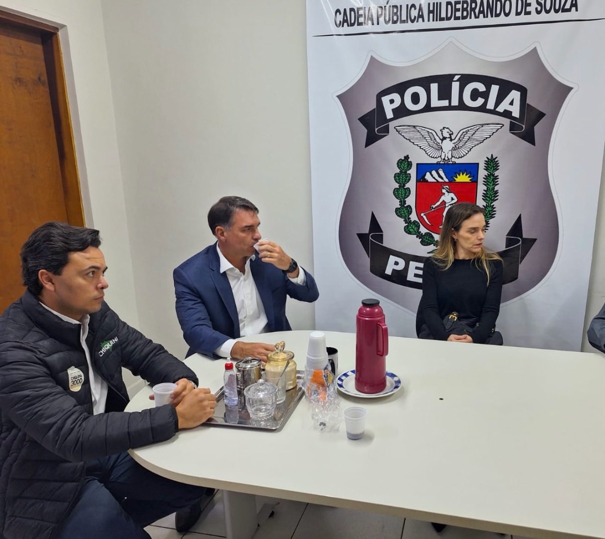 Flávio Bolsonaro visita Filipe Martins em presídio de Ponta Grossa