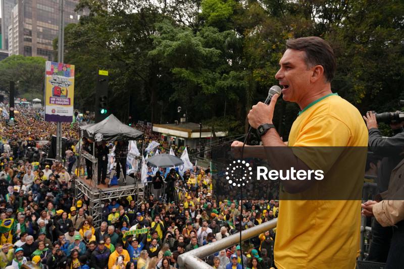 Em ato na Paulista, Flávio busca vincular Lula a Moraes e promete recuperar credibilidade do Judiciário