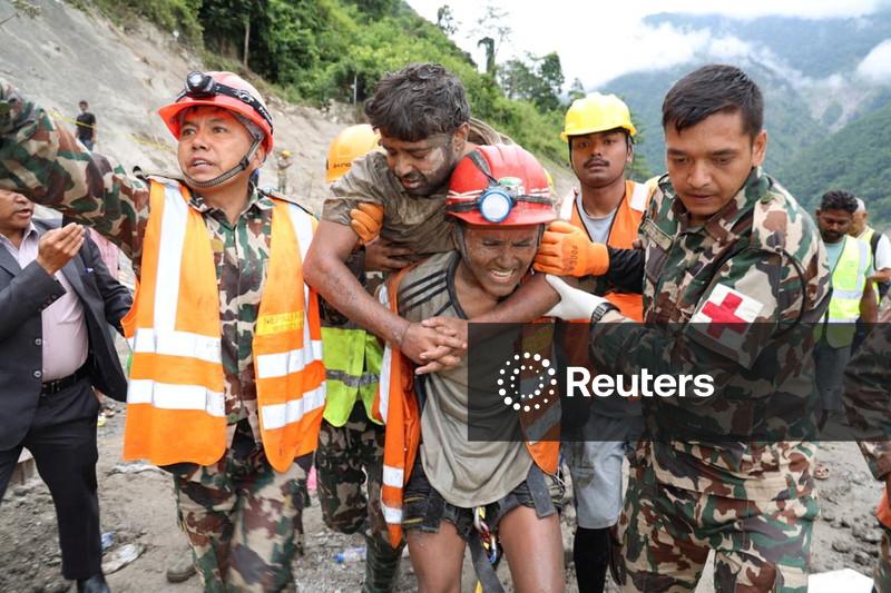 Nove dias após desastre, duas pessoas são resgatadas com vida de túnel hidrelétrico no Nepal