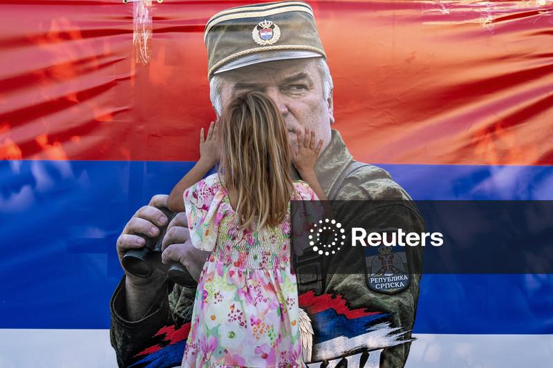 Milhares de pessoas se reúnem em Belgrado para funeral do criminoso de guerra condenado Ratko Mladic