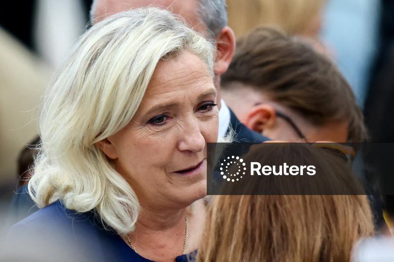 Le Pen, da extrema direita, e Mélenchon, da extrema esquerda, devem disputar 2º turno na França, diz pesquisa