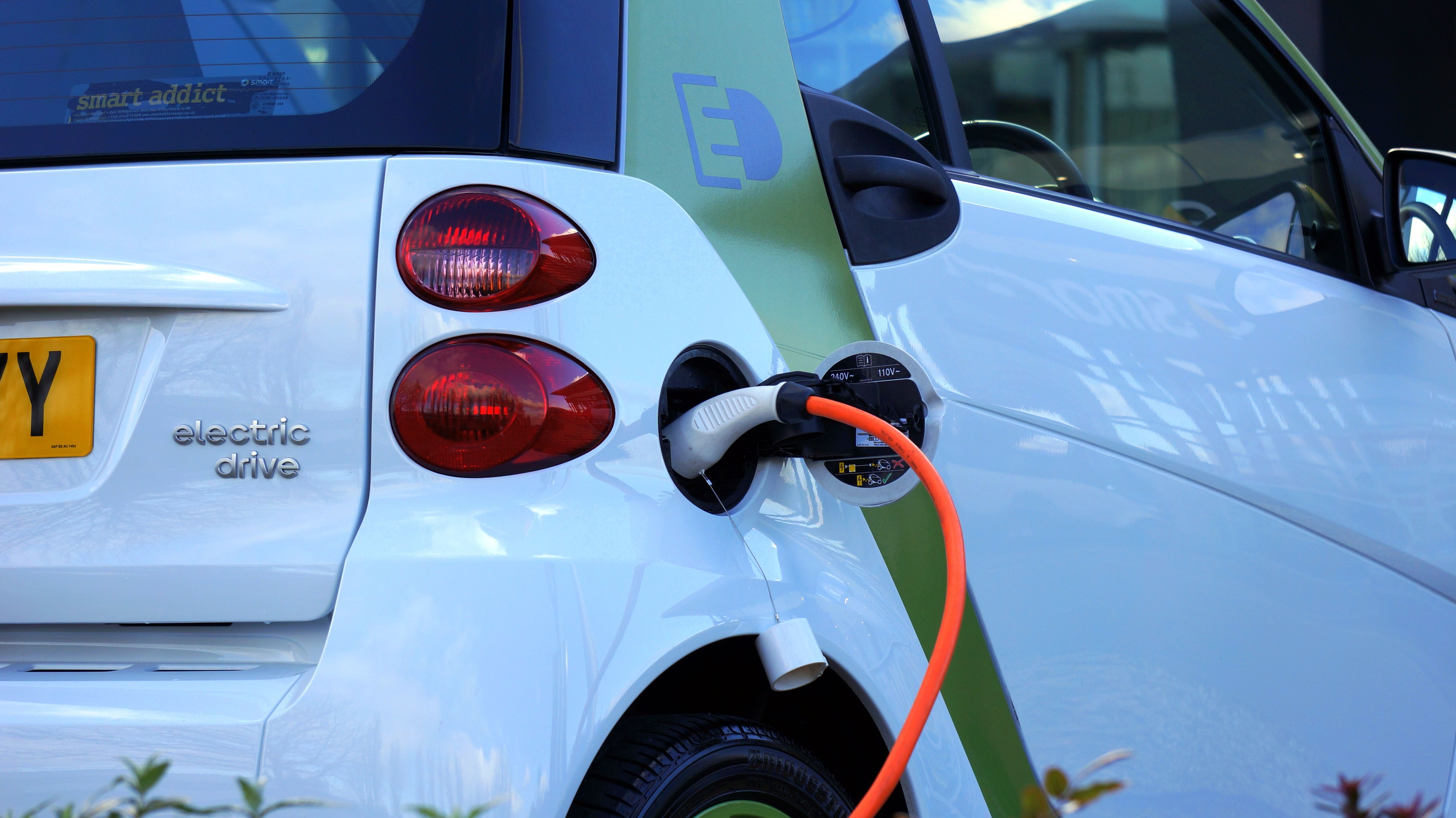 Vendas de carros elétricos e híbridos mais que dobram no Brasil em um ano